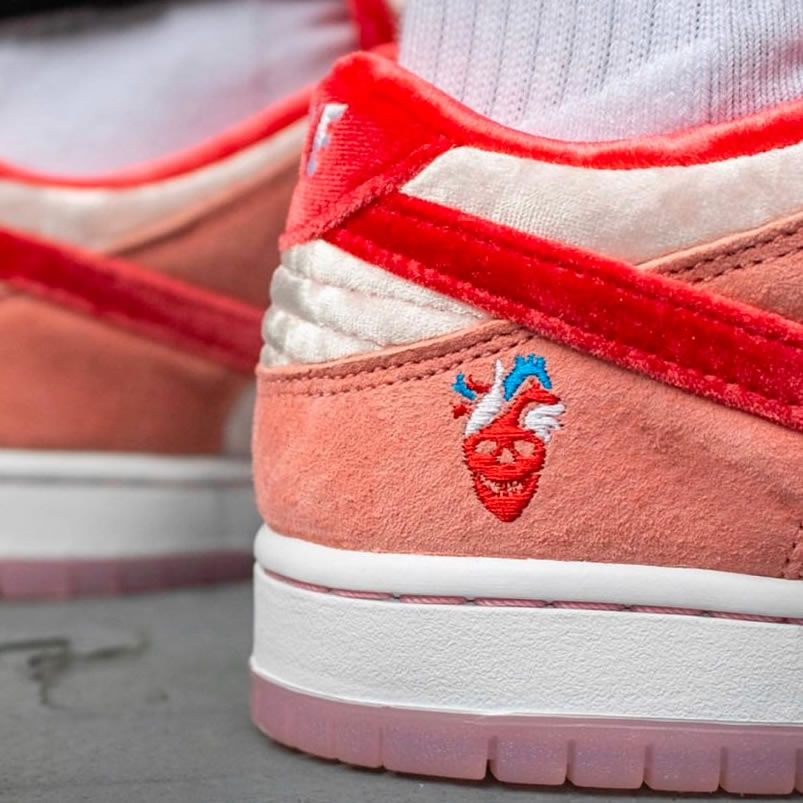 Strangelove Nike Sb Dunk Low On Feet Pink Ct2552 800 (4) - newkick.app