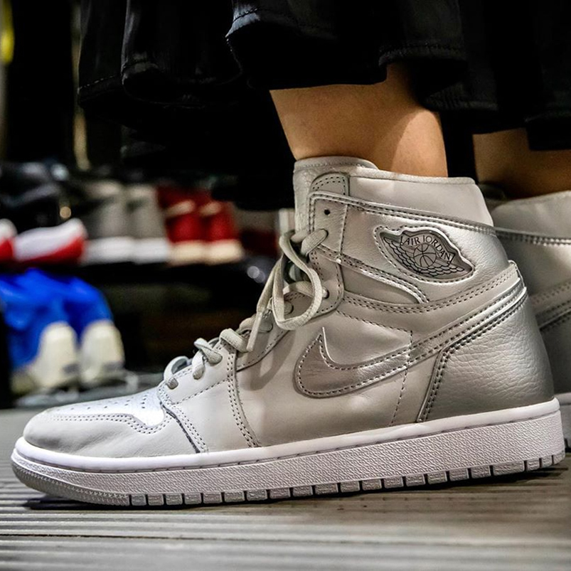 Air Jordan 1 Japan Exclusive Metallic Silver Neutral Grey On Feet 2001 2020 Dc1788 029 (1) - newkick.app