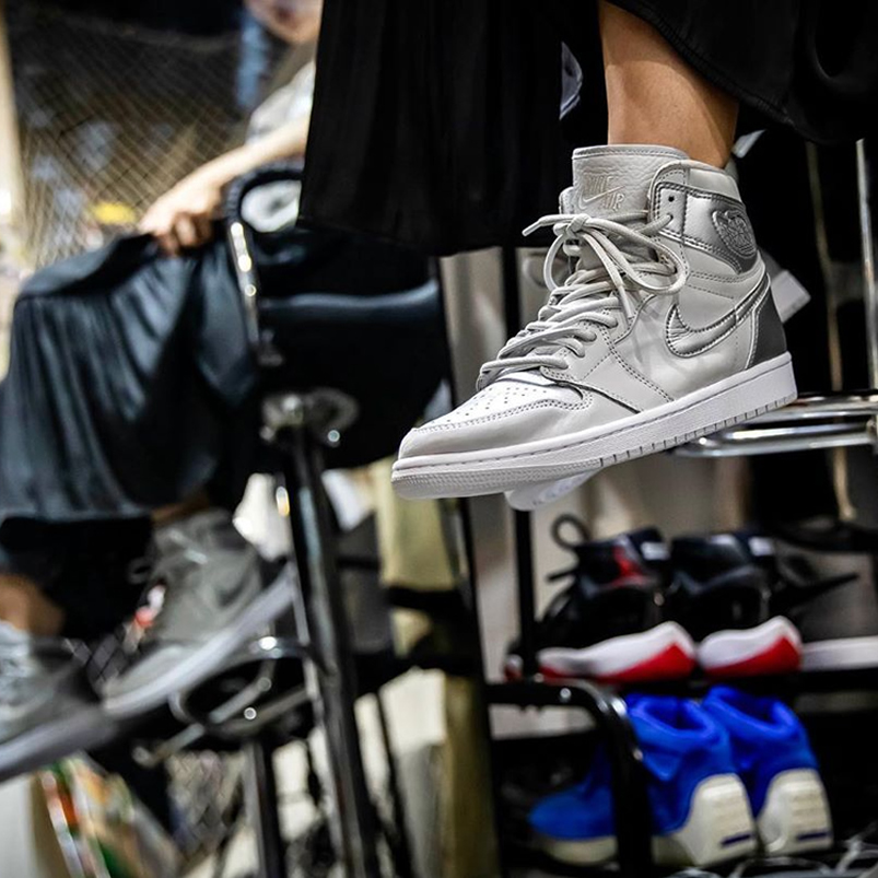 Air Jordan 1 Japan Exclusive Metallic Silver Neutral Grey On Feet 2001 2020 Dc1788 029 (3) - newkick.app