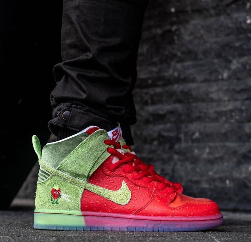 Nike Sb Dunk High Strawberry Cough On Feet Cw7093 600 (1) - newkick.app