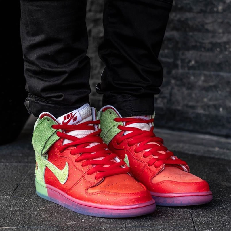 Nike Sb Dunk High Strawberry Cough On Feet Cw7093 600 (2) - newkick.app