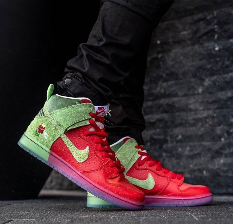 Nike Sb Dunk High Strawberry Cough On Feet Cw7093 600 (3) - newkick.app