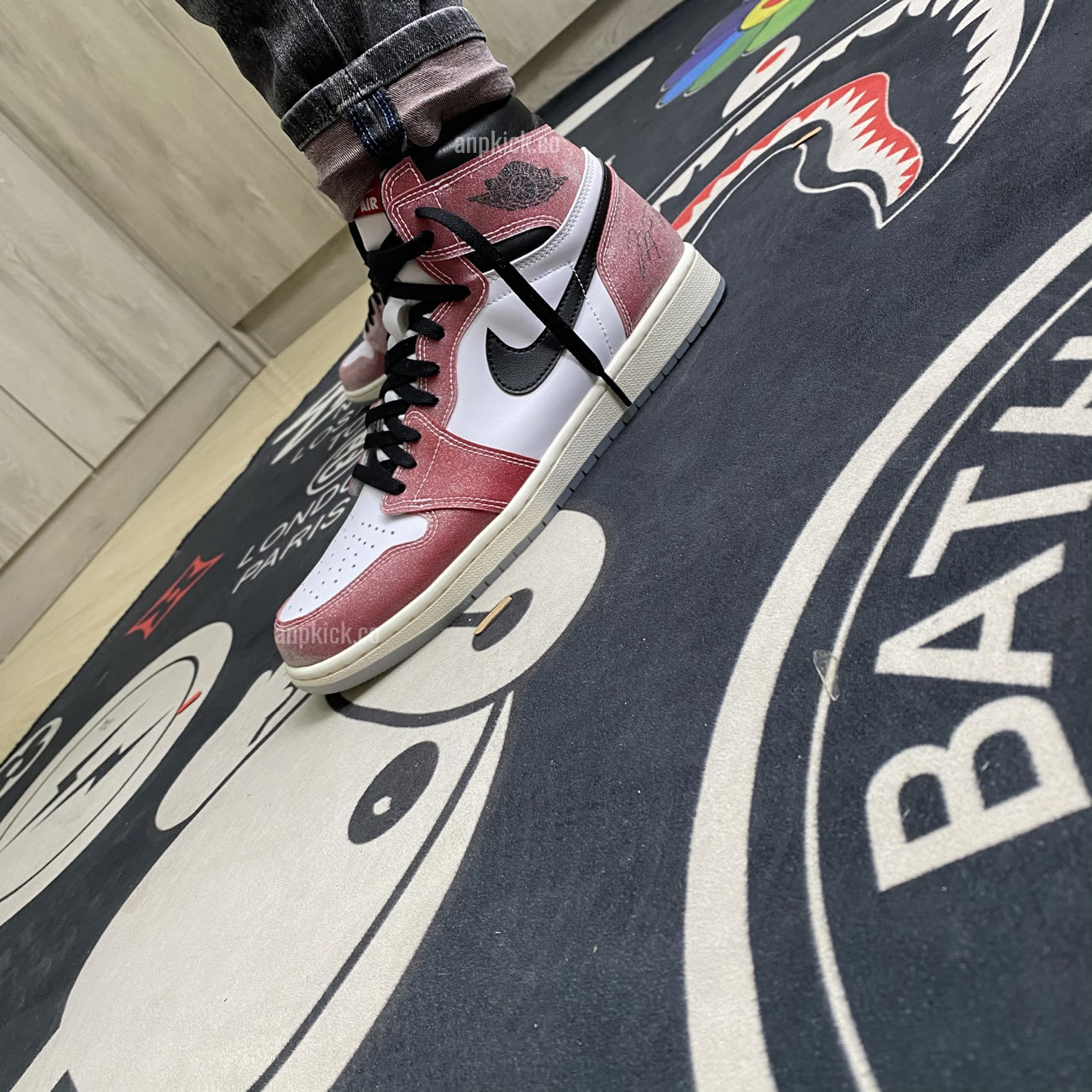 Anpkick Trophy Room Air Jordan 1 High Og Sp Chicago First Look Da2728 100 (1) - newkick.app