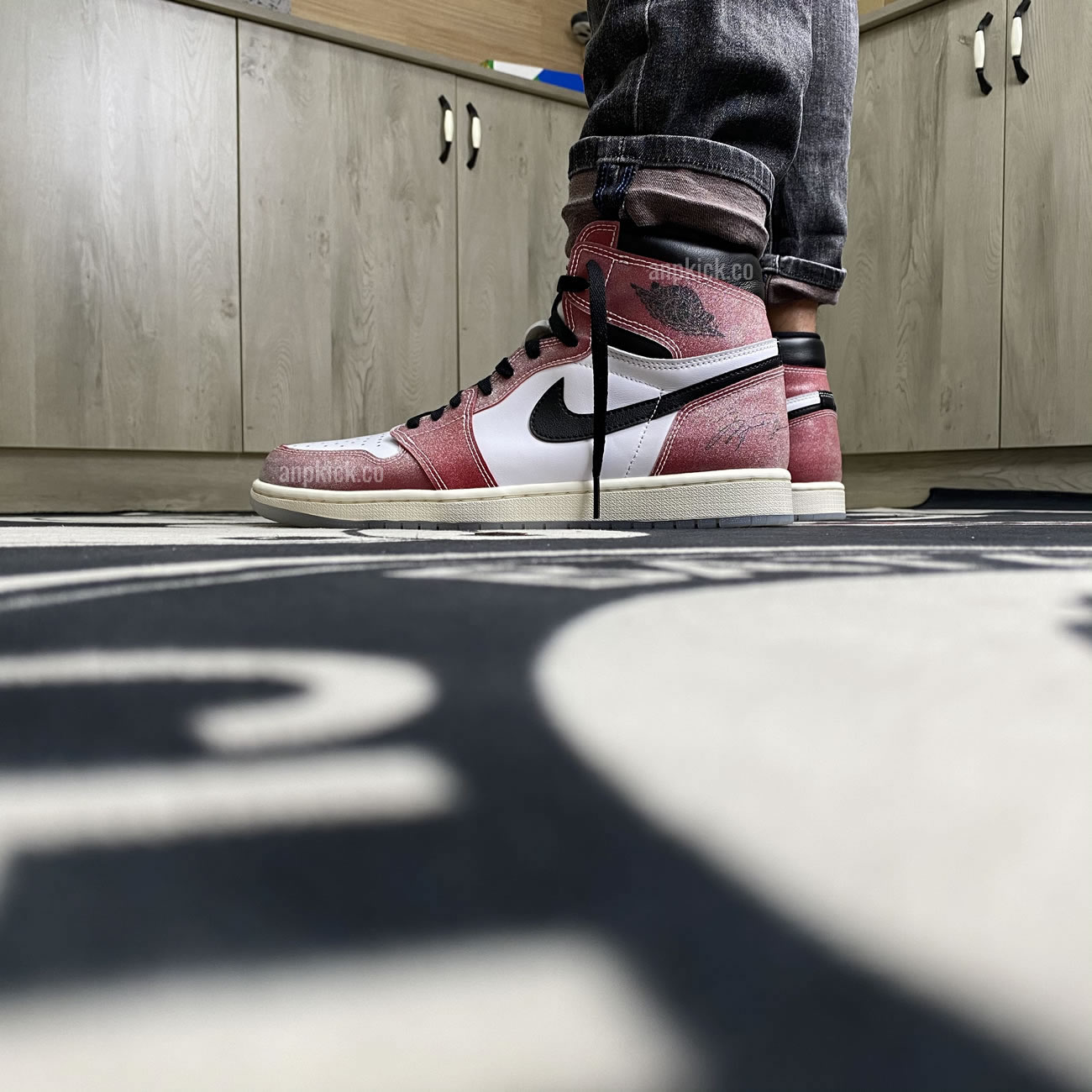 Anpkick Trophy Room Air Jordan 1 High Og Sp Chicago First Look Da2728 100 (3) - newkick.app