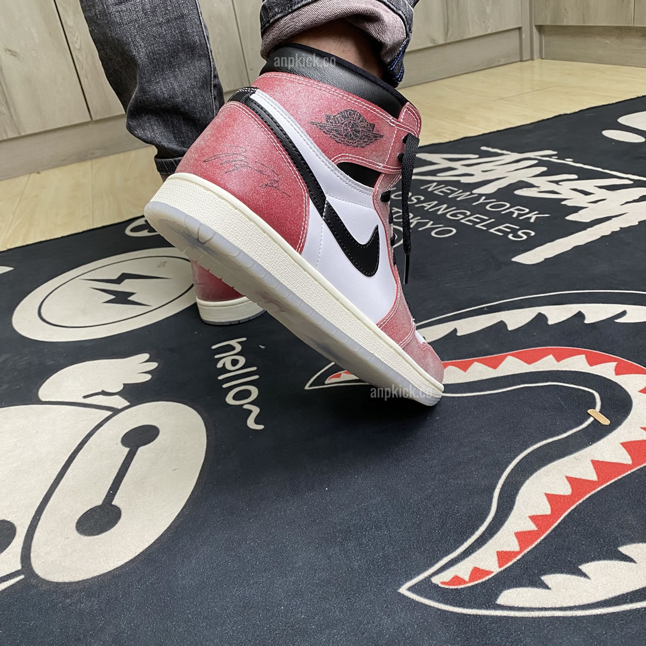 Anpkick Trophy Room Air Jordan 1 High Og Sp Chicago First Look Da2728 100 (6) - newkick.app