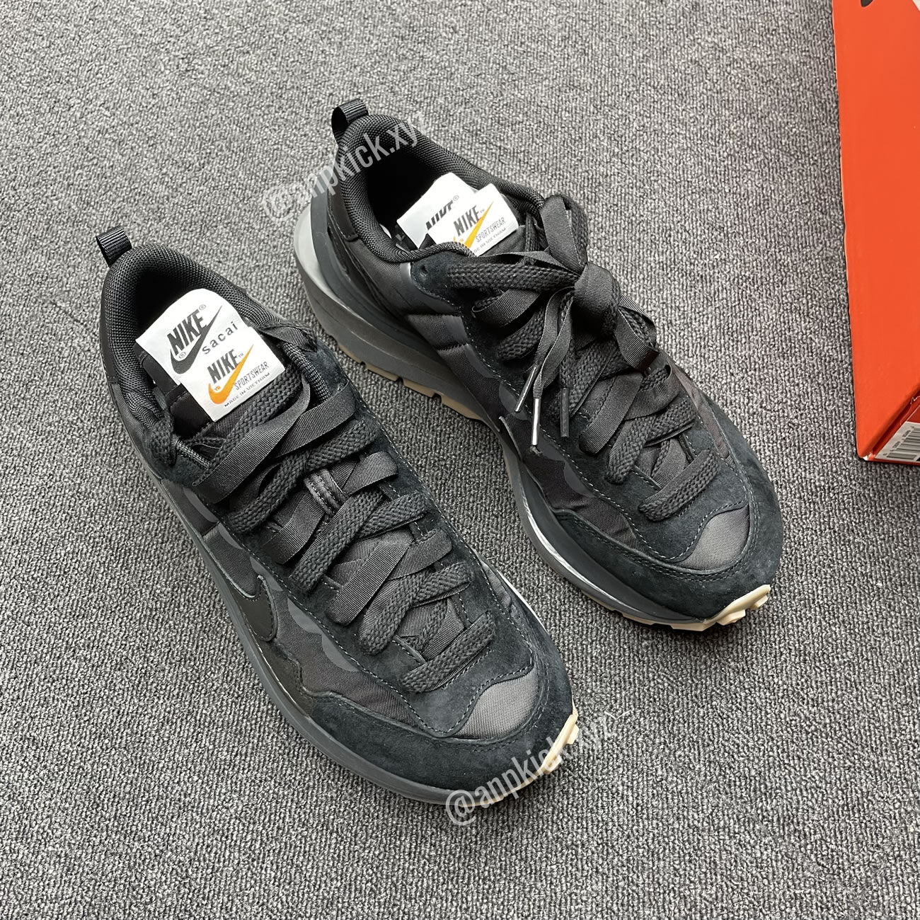 Anpkick Sacai Nike Vaporwaffle Black Gum Dd1875 001 (3) - newkick.app