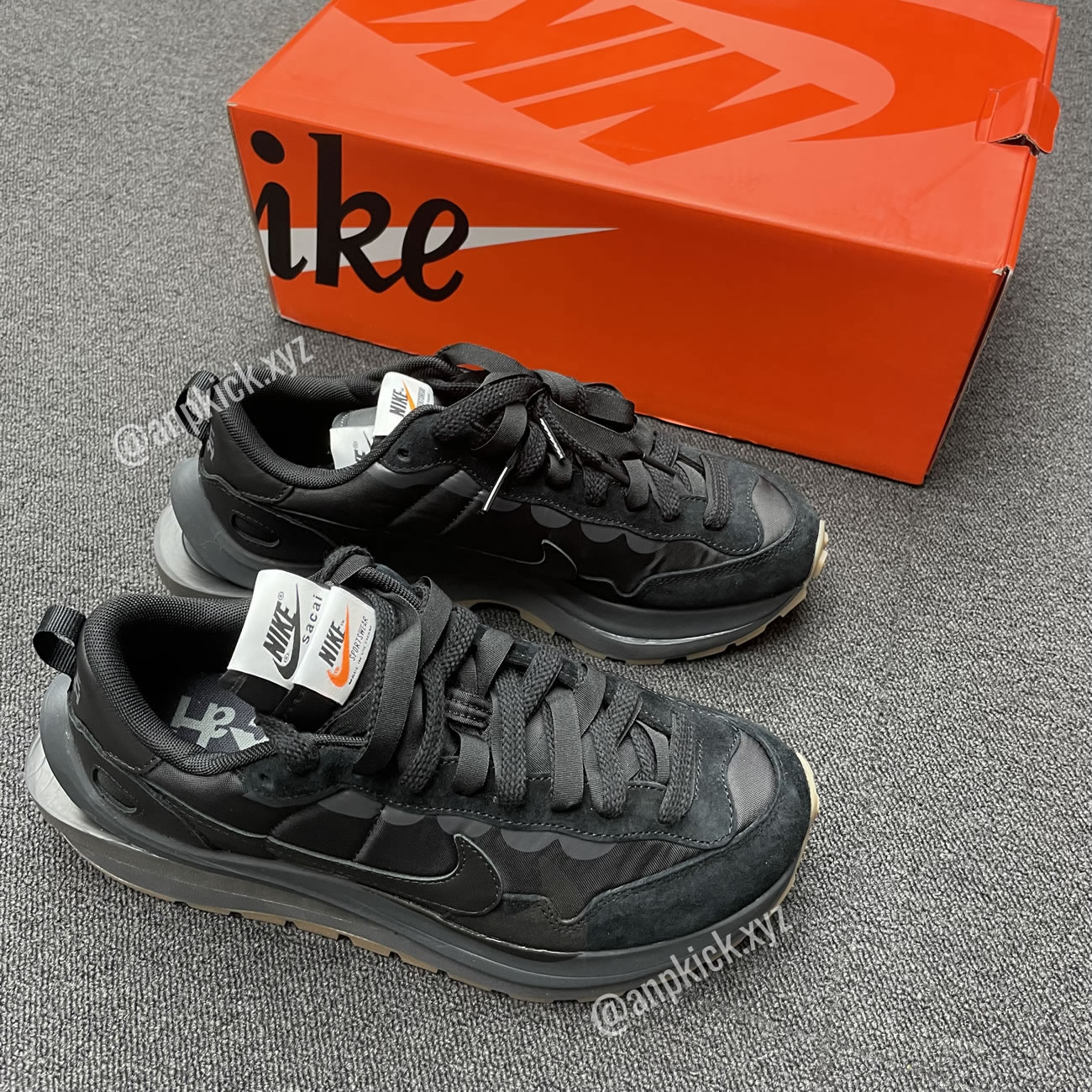 Anpkick Sacai Nike Vaporwaffle Black Gum Dd1875 001 (7) - newkick.app