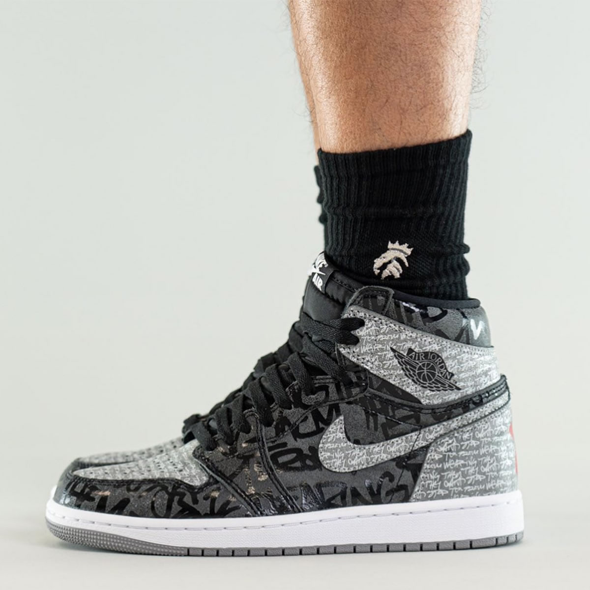 Air Jordan 1 High Og Rebellionaire Black White Particle Grey On Feet 555088 036 (2) - newkick.app