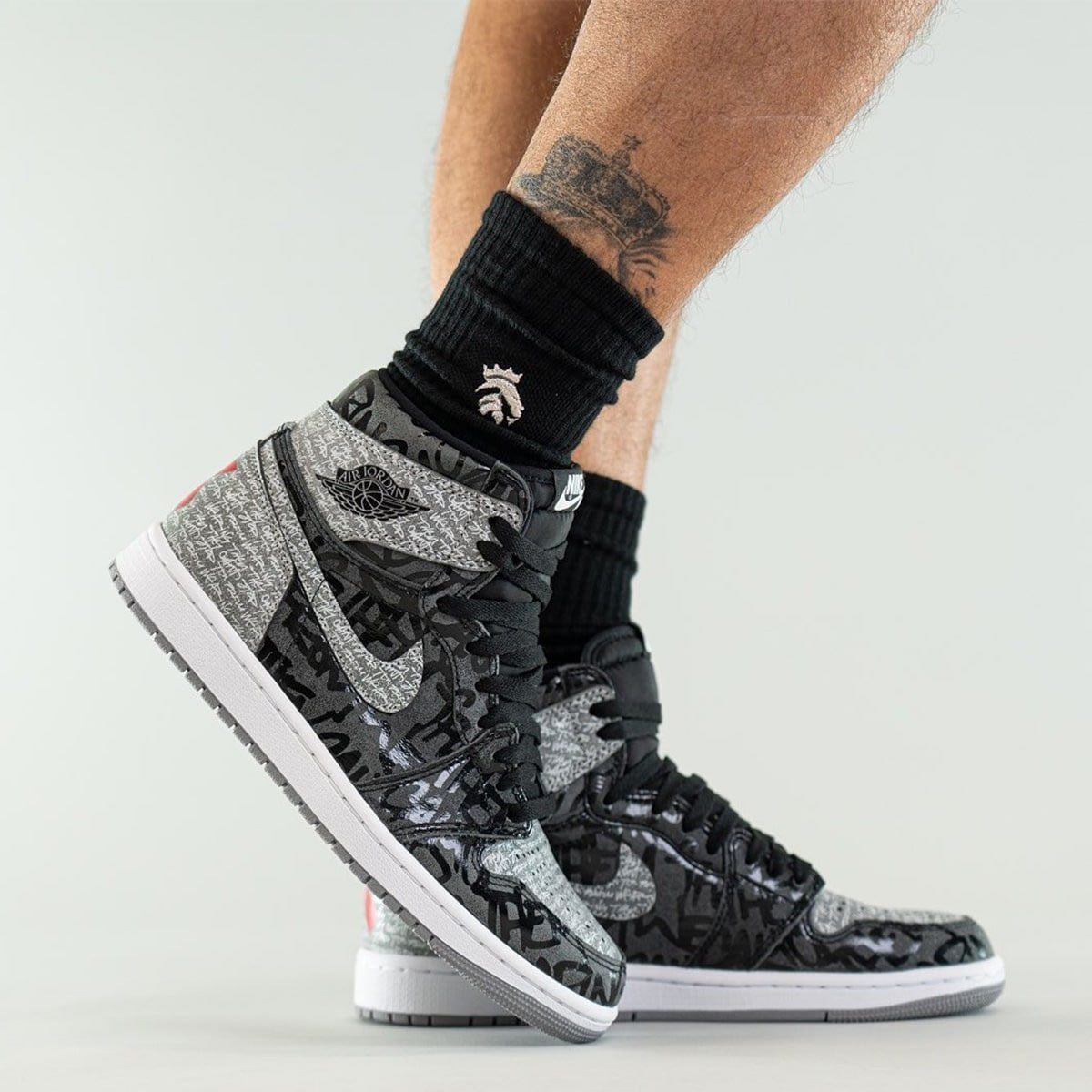 Air Jordan 1 High Og Rebellionaire Black White Particle Grey On Feet 555088 036 (4) - newkick.app