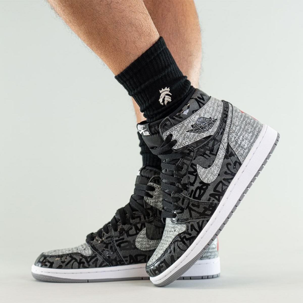 Air Jordan 1 High Og Rebellionaire Black White Particle Grey On Feet 555088 036 (5) - newkick.app