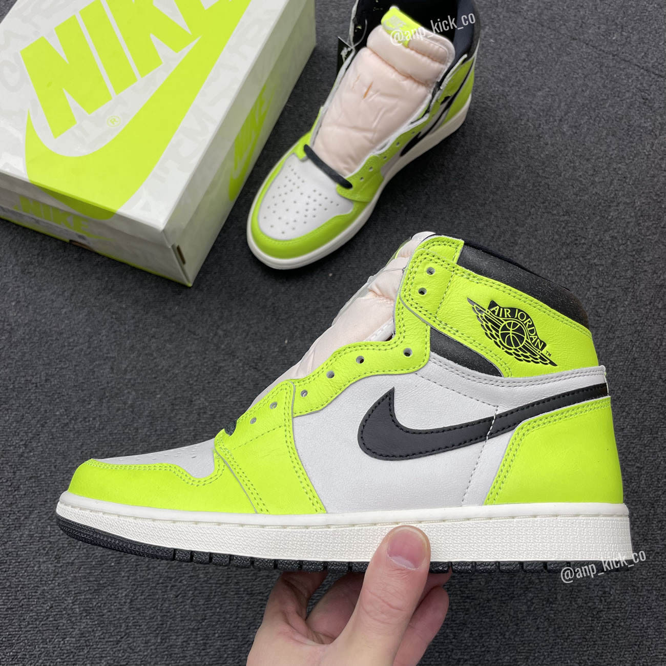 Air Jordan 1 Retro High Og Anpkick Volt Black Sail 555088 702 (1) - newkick.app