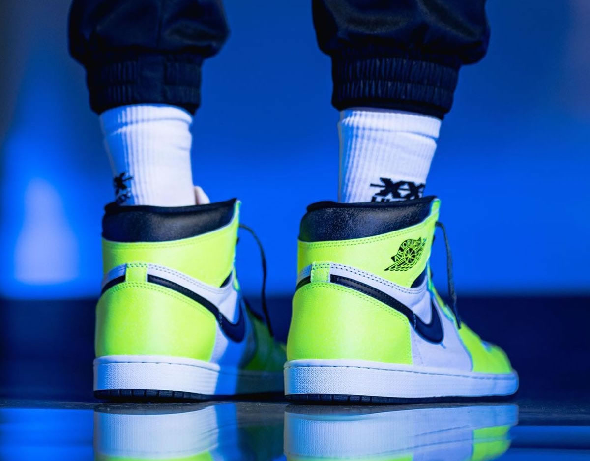 Air Jordan 1 Retro High Og Volt Black Sail On Feet 555088 702 (3) - newkick.app