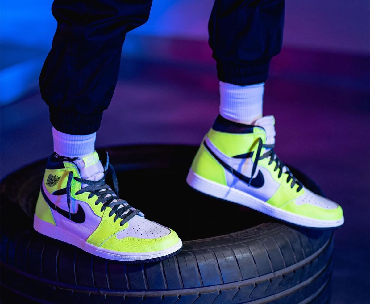 Air Jordan 1 Retro High Og Volt Black Sail On Feet 555088 702 (4) - newkick.app