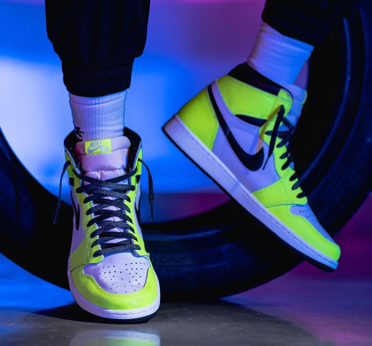 Air Jordan 1 Retro High Og Volt Black Sail On Feet 555088 702 (6) - newkick.app