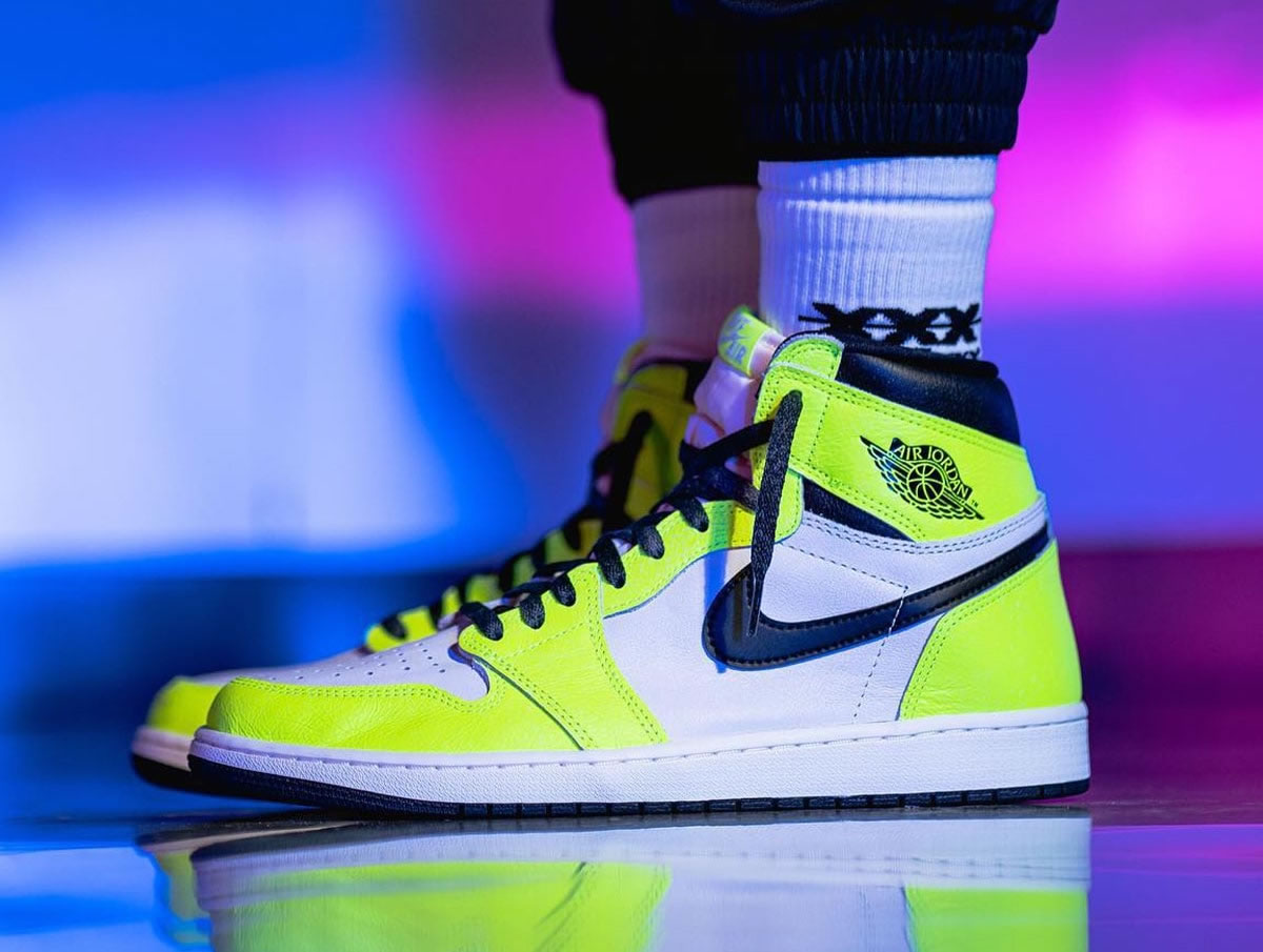 Air Jordan 1 Retro High Og Volt Black Sail On Feet 555088 702 (7) - newkick.app