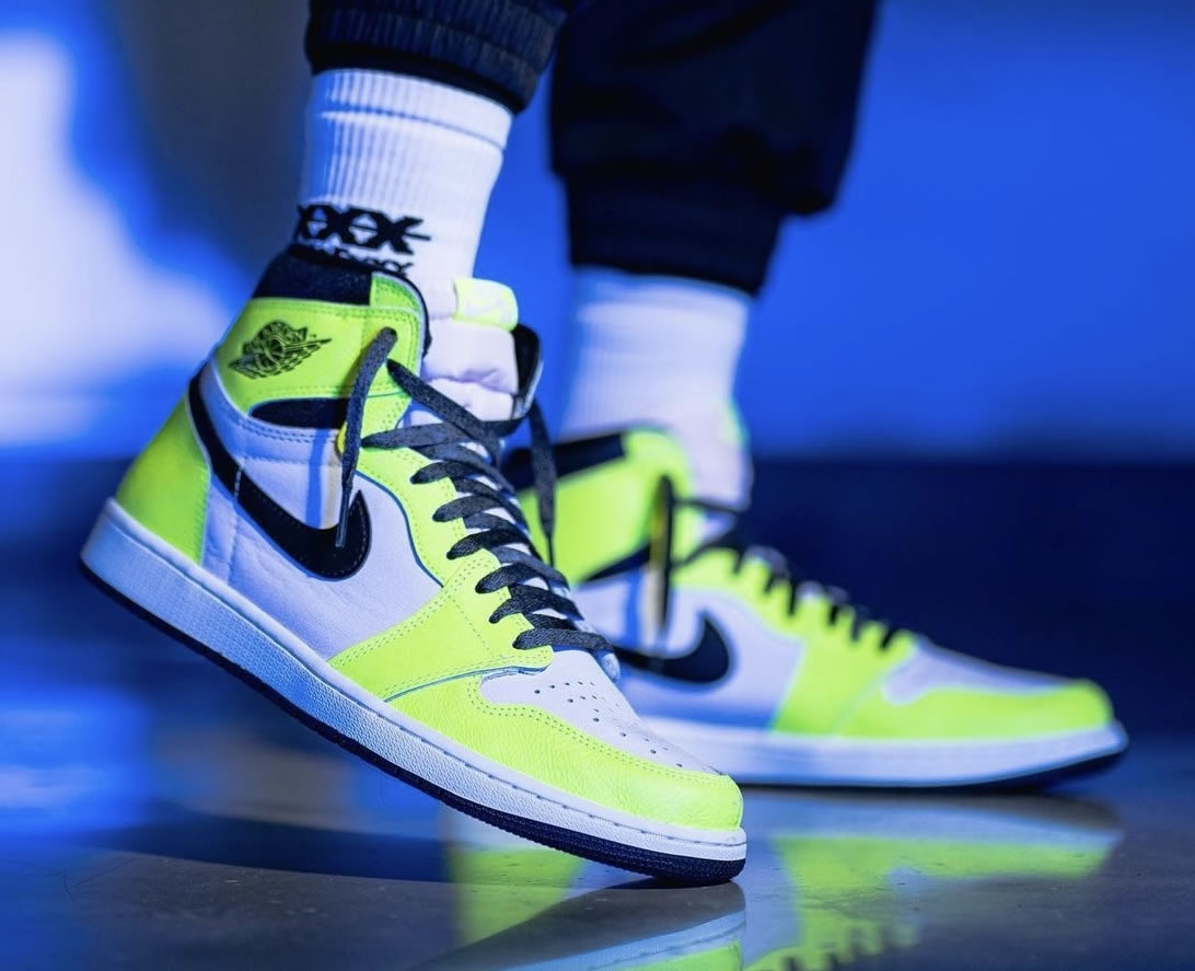 Air Jordan 1 Retro High Og Volt Black Sail On Feet 555088 702 (8) - newkick.app