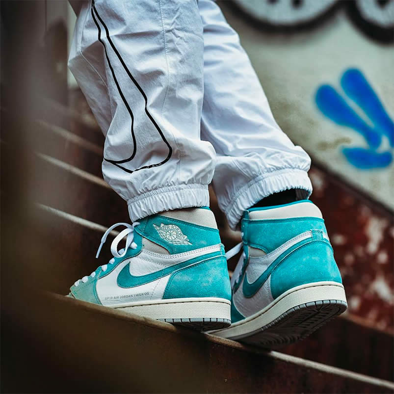 Air Jordan 1 Retro High Og Turbo Green White Grey On Feet 555088 311 (2) - newkick.app