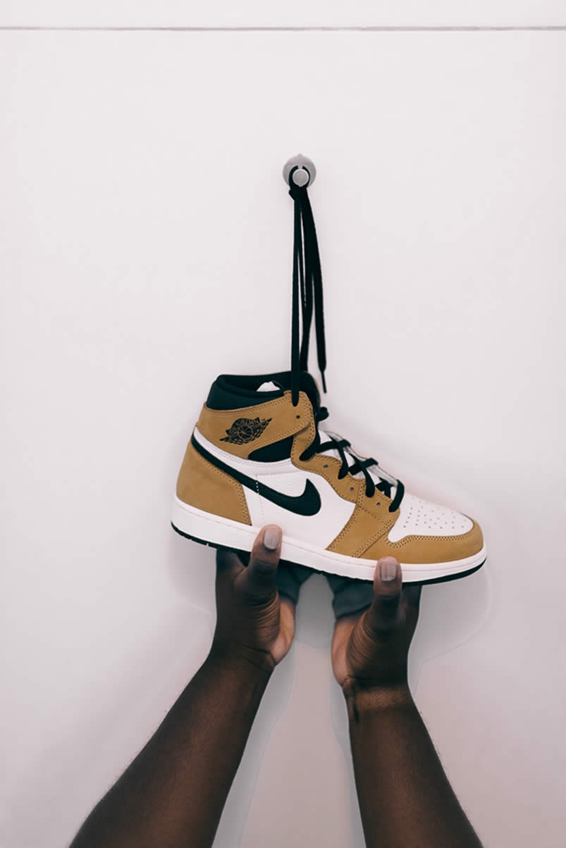 Air Jordan 1 'Rookie Of The Year' In Hand 555088-700