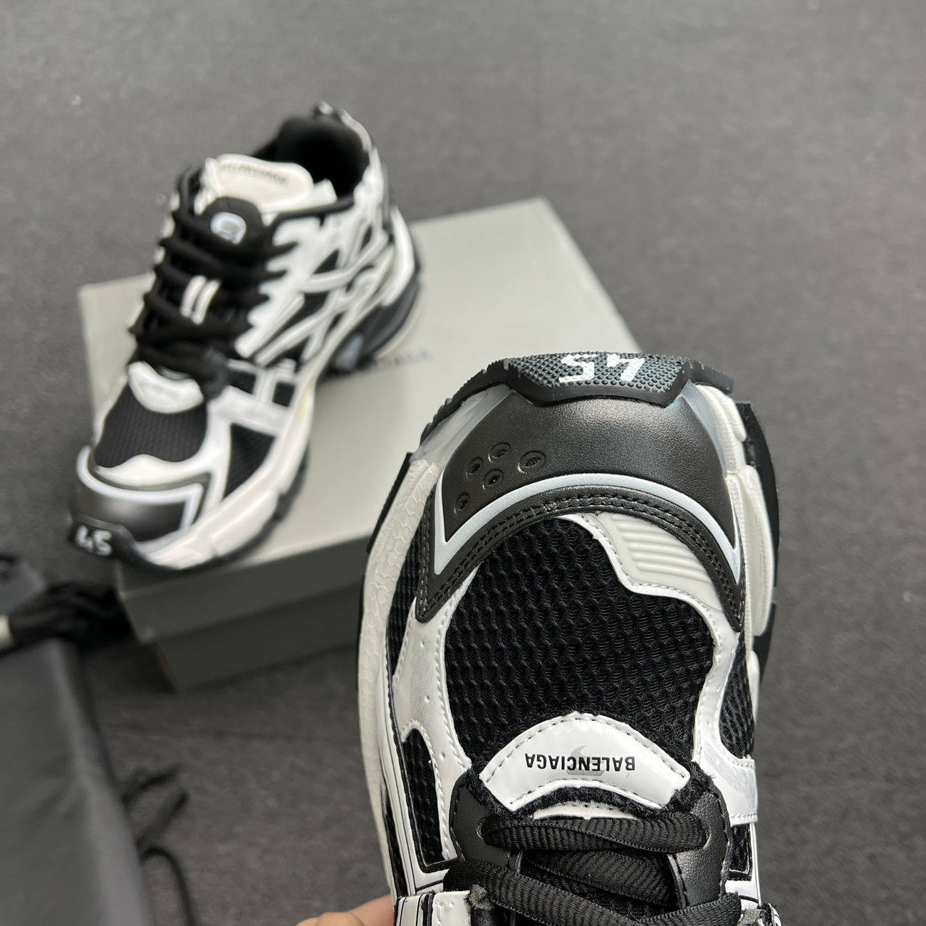 Balenciaga Runner White Black White 677403w3rb29010 (2) - newkick.app