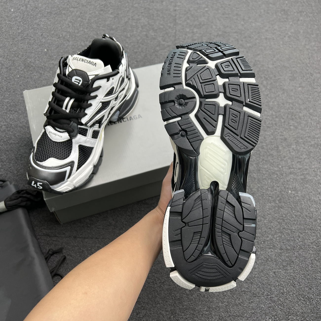 Balenciaga Runner White Black White 677403w3rb29010 (4) - newkick.app