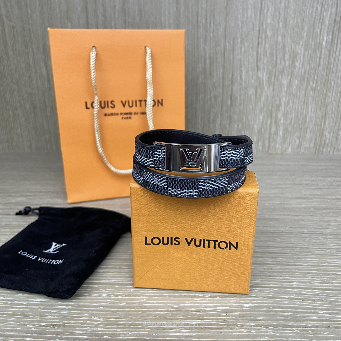 Louis Vuitton Leather Bracelet (5) - newkick.app