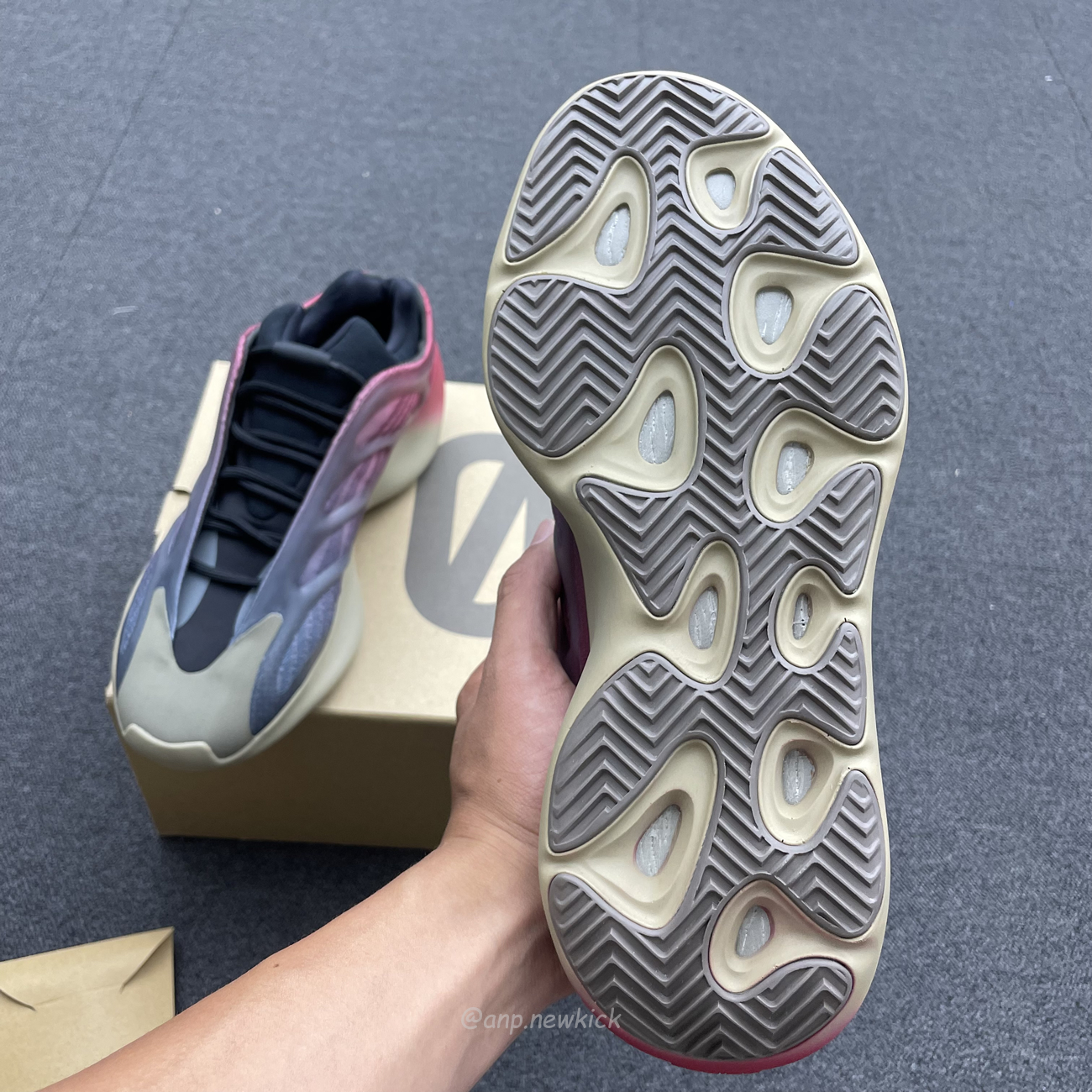 Adidas Yeezy 700 V3 Fade Carbon Gw1814 (5) - newkick.app