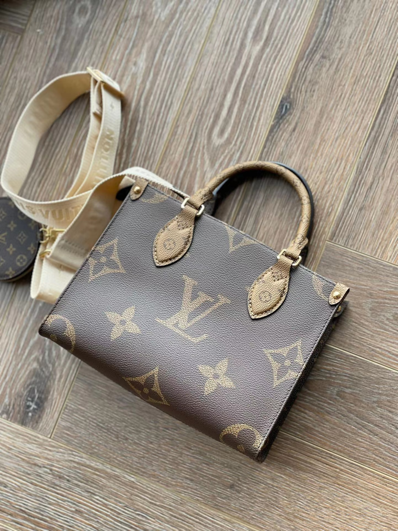 Louis Vuitton Onthego Mm M45321 (15) - newkick.app