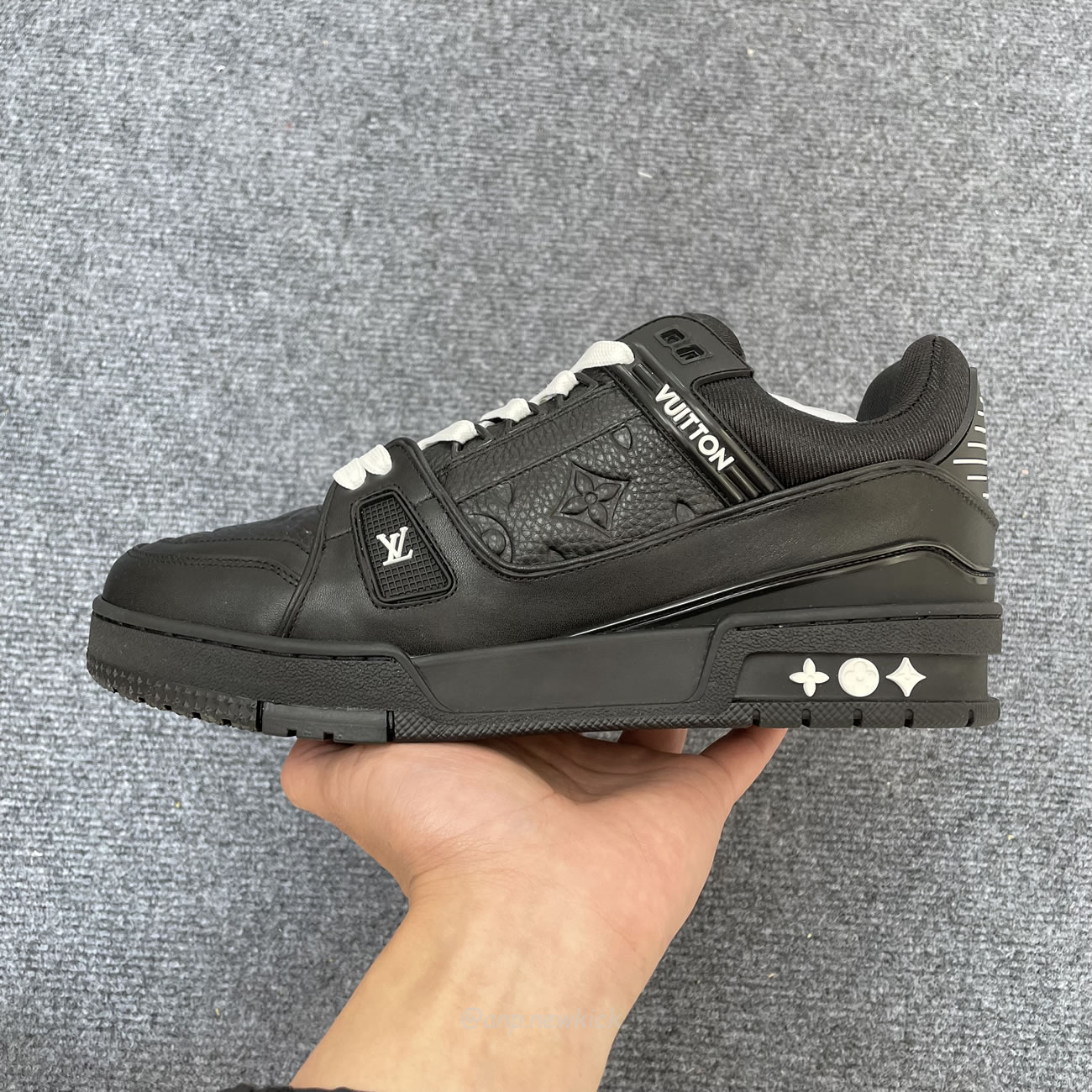 Louis Vuitton Sportschuh Schwarz Eingeprägtes Monogramm 1aarey (2) - newkick.app