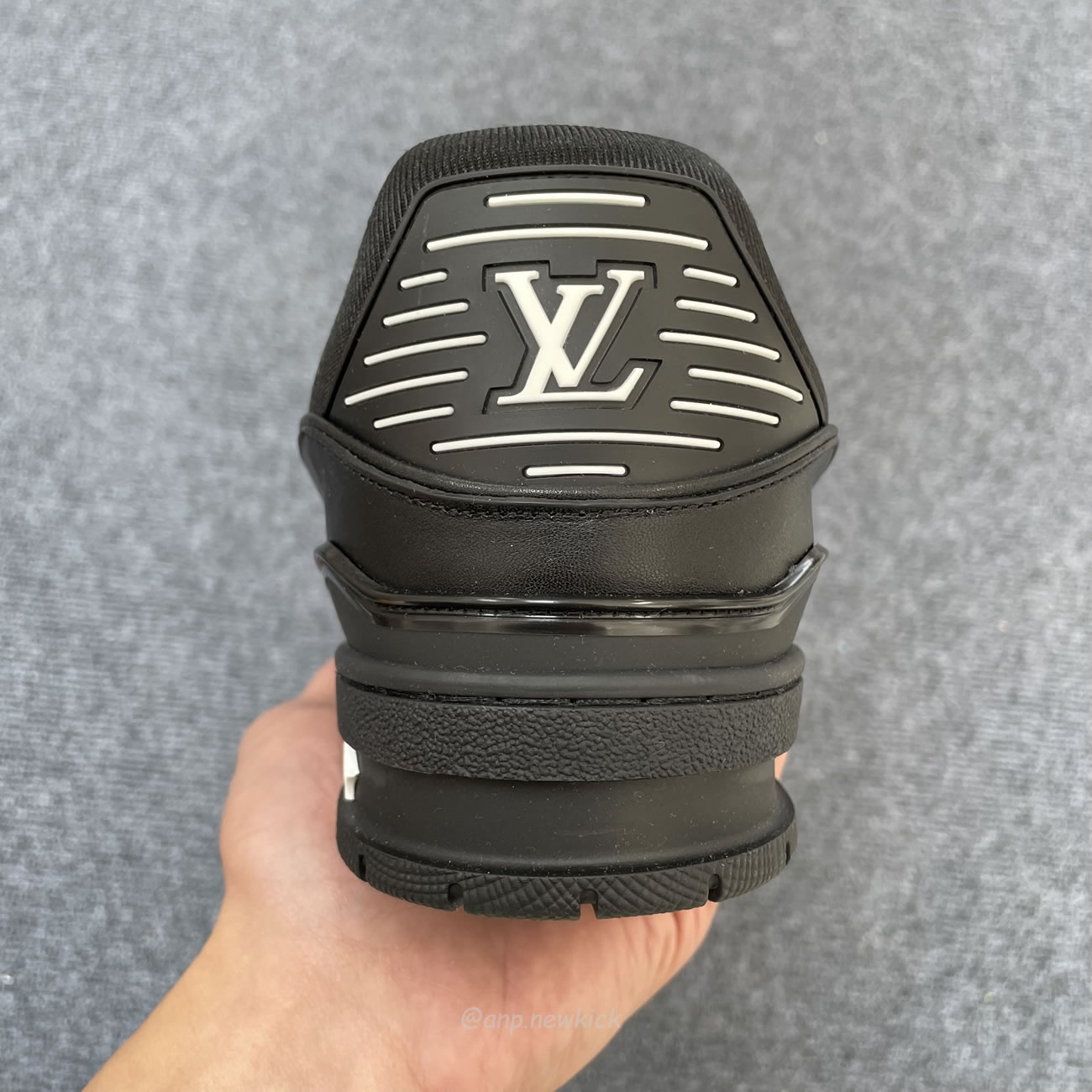 Louis Vuitton Sportschuh Schwarz Eingeprägtes Monogramm 1aarey (6) - newkick.app