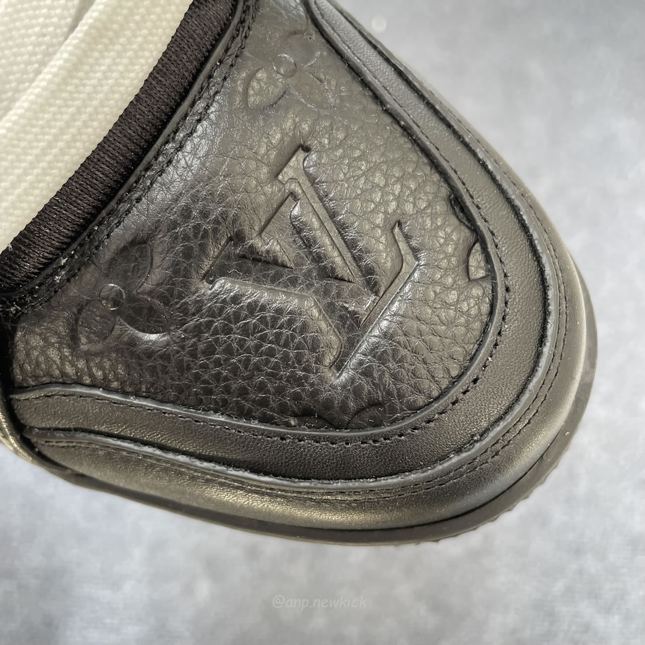 Louis Vuitton Sportschuh Schwarz Eingeprägtes Monogramm 1aarey (7) - newkick.app