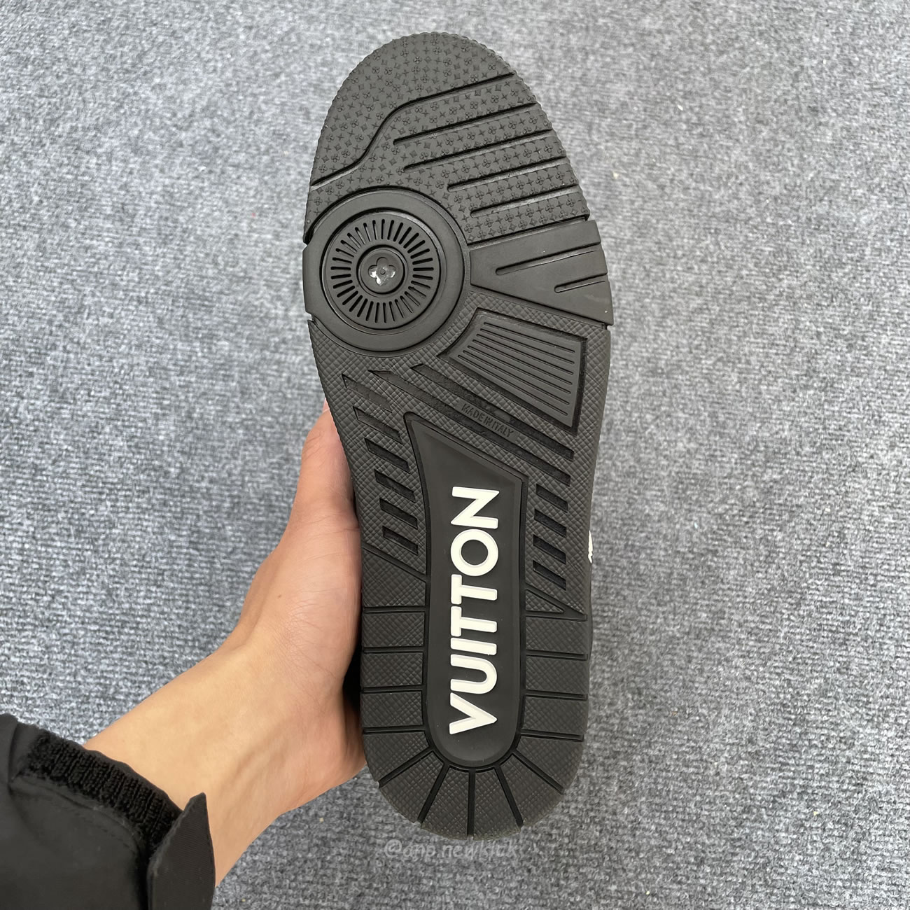 Louis Vuitton Sportschuh Schwarz Eingeprägtes Monogramm 1aarey (8) - newkick.app