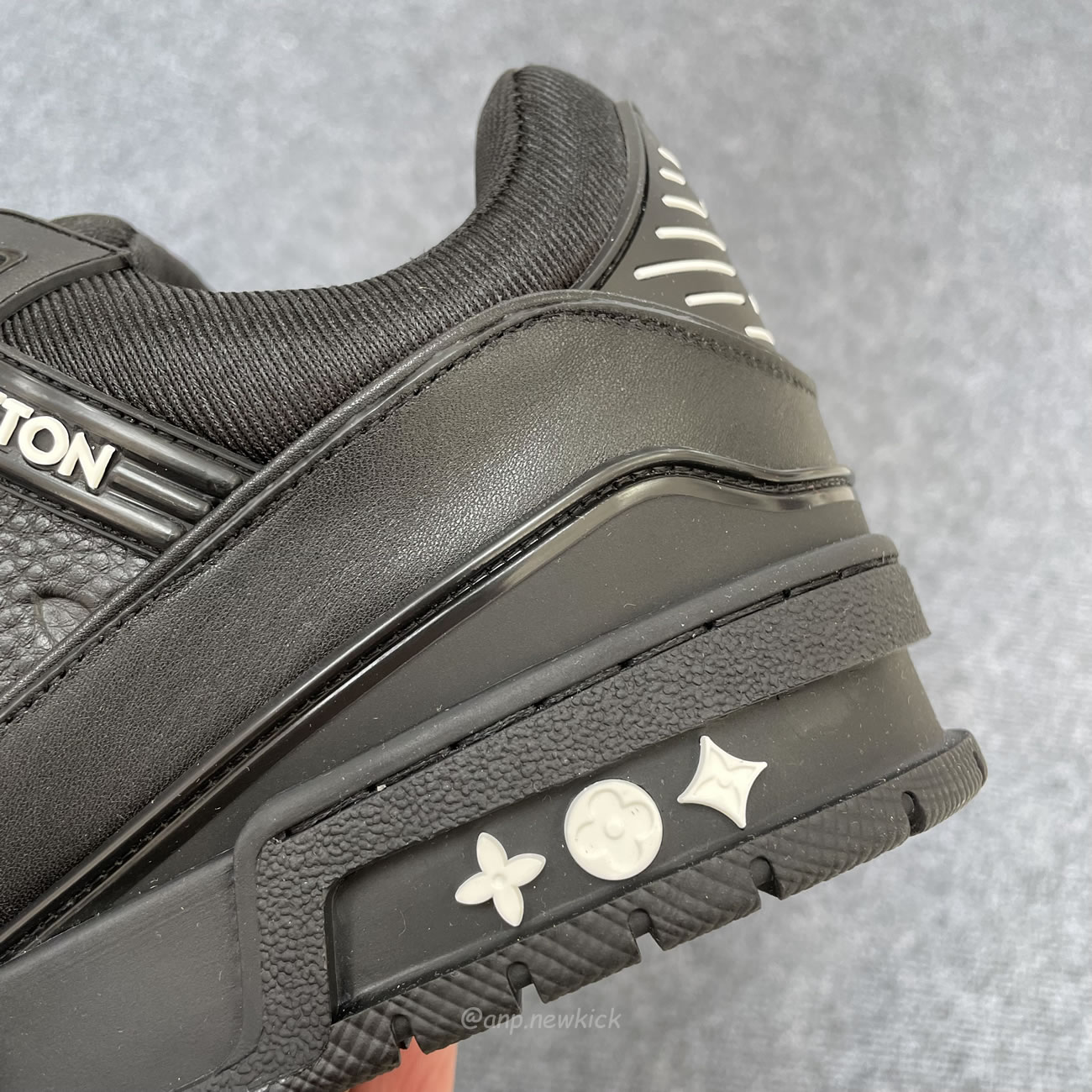 Louis Vuitton Sportschuh Schwarz Eingeprägtes Monogramm 1aarey (9) - newkick.app