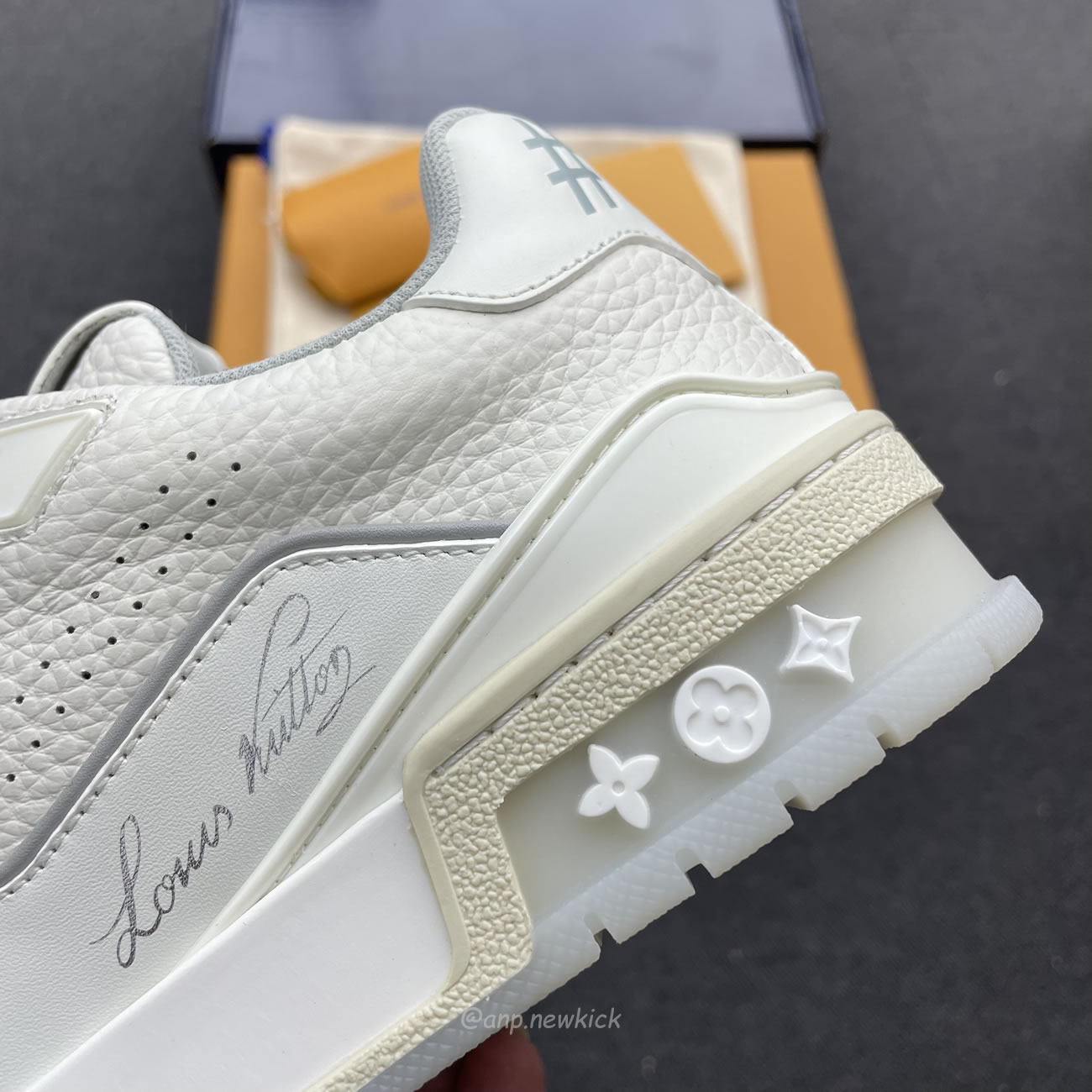 Louis Vuitton Trainer White Signature 51bcolre (9) - newkick.app