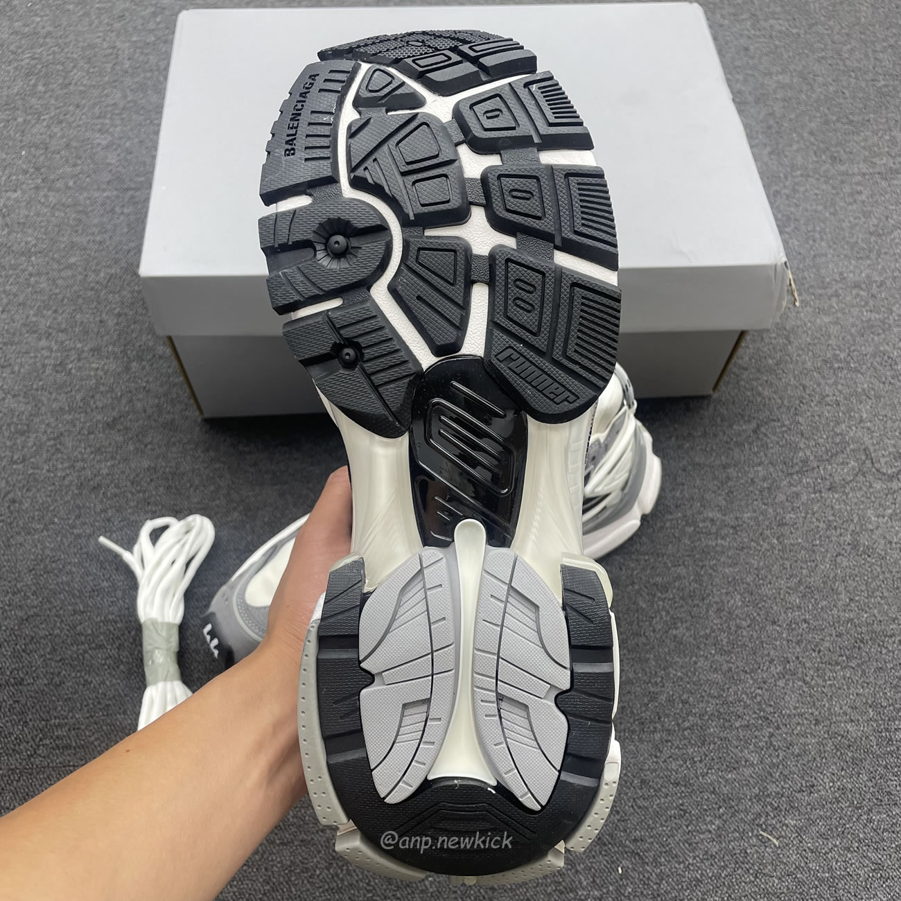 Balenciaga Runner Grey White Black 772774w3rny9012 (5) - newkick.app