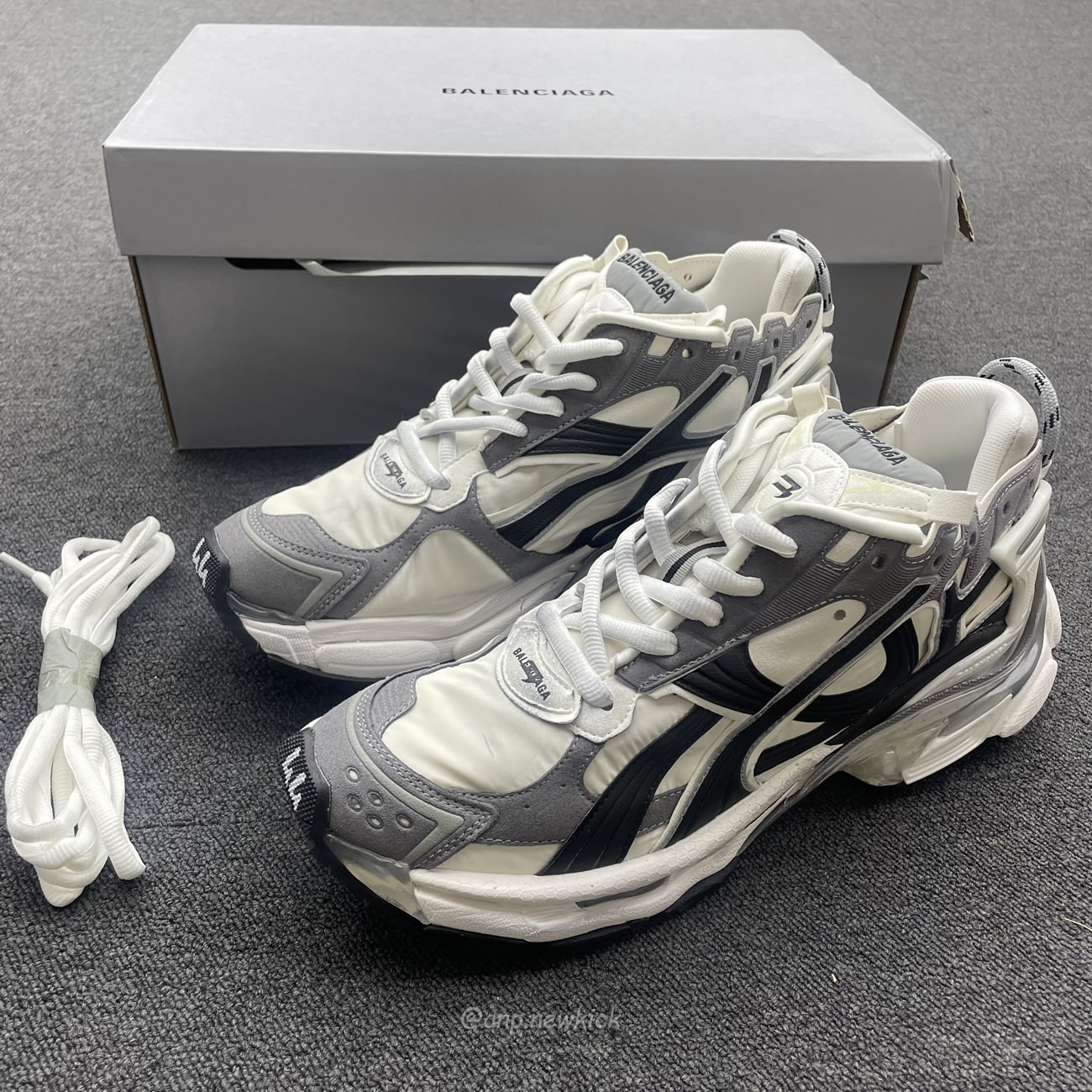 Balenciaga Runner Grey White Black 772774w3rny9012 (9) - newkick.app