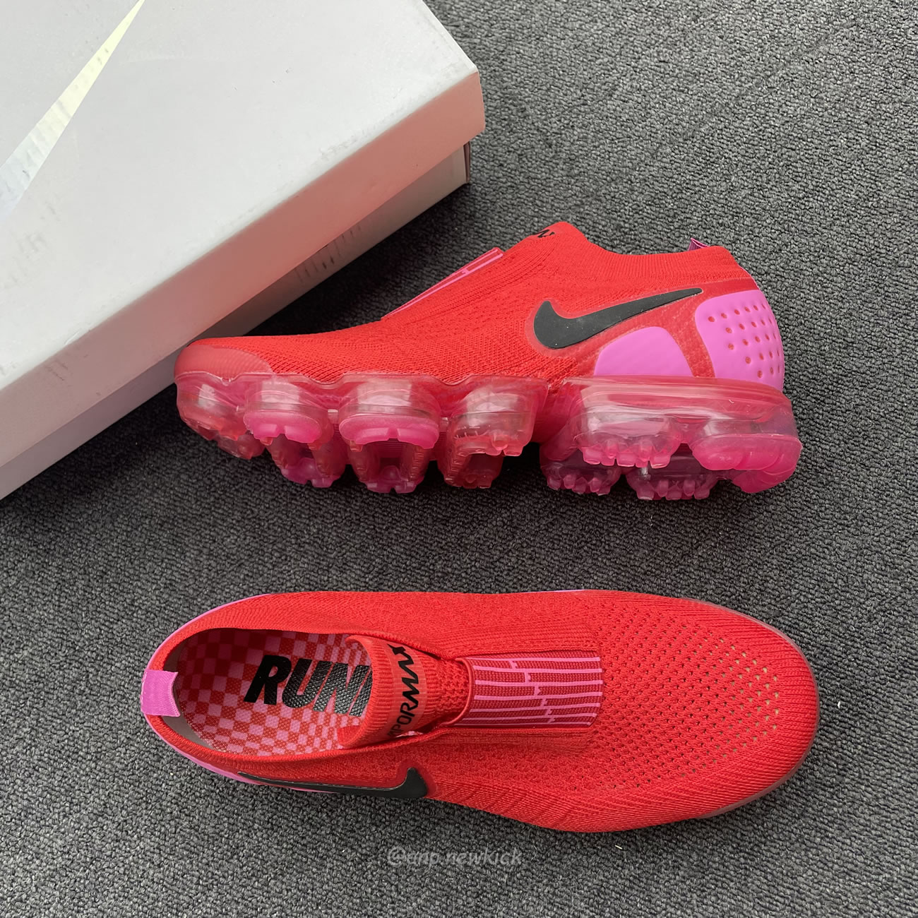 Nike Air Vapormax Moc 2 University Red Fuchsia Blast Womens Aj6599 600 (4) - newkick.app