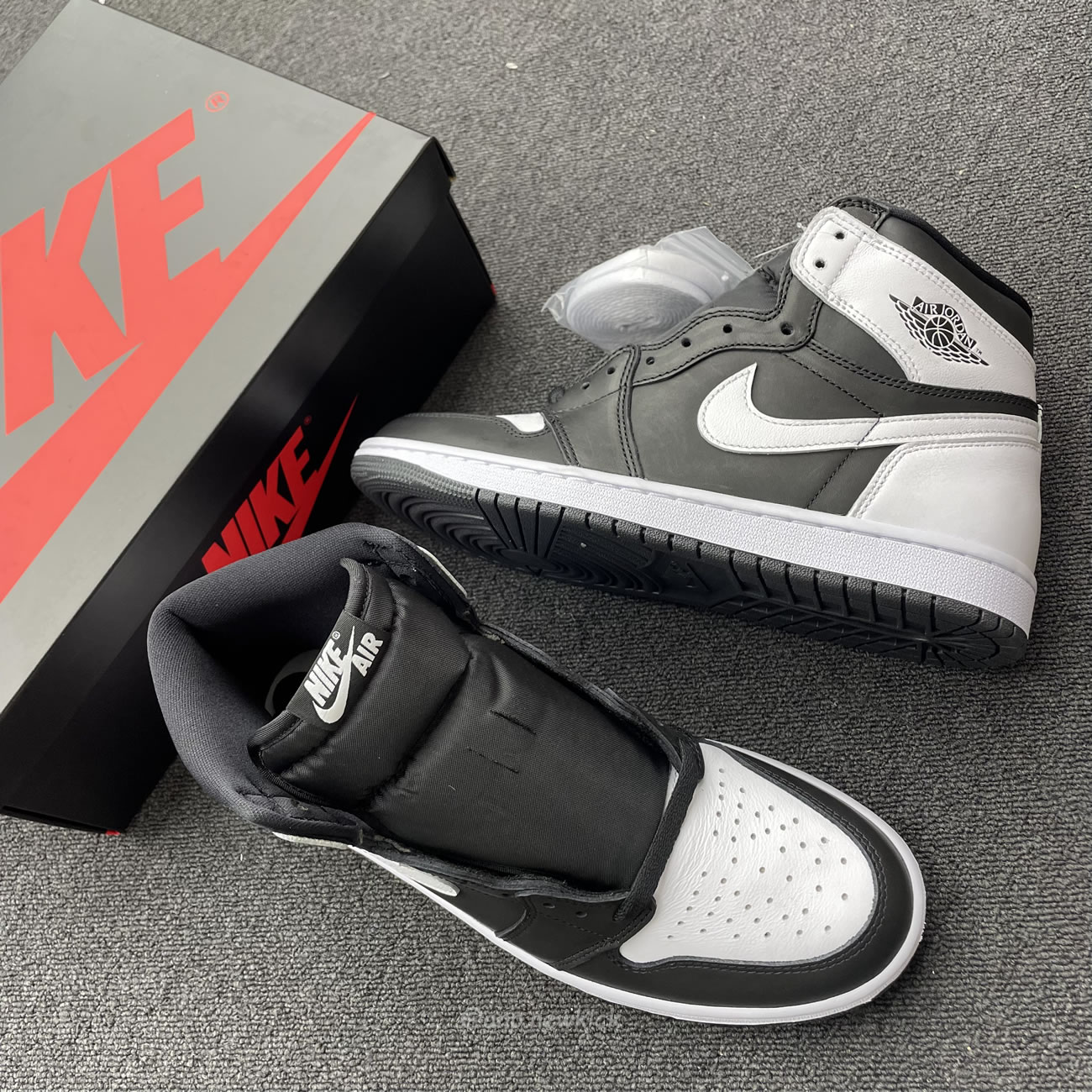 Air Jordan 1 Retro High Og Black White Dz5485 010 (2) - newkick.app