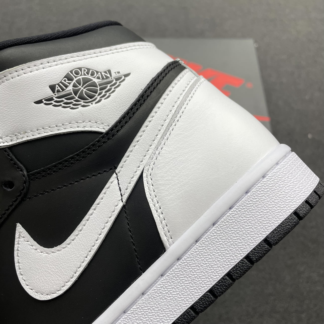 Air Jordan 1 Retro High Og Black White Dz5485 010 (3) - newkick.app