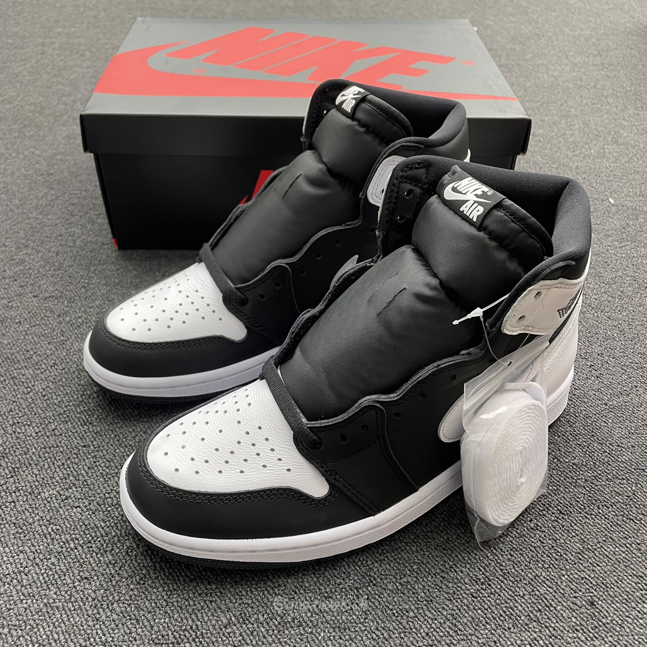 Air Jordan 1 Retro High Og Black White Dz5485 010 (7) - newkick.app