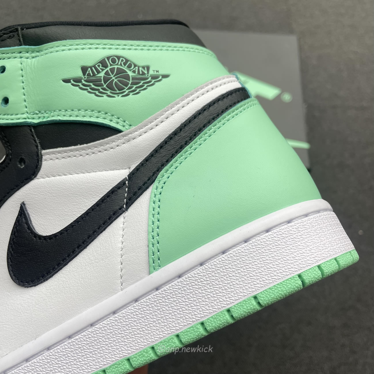 Air Jordan 1 Retro High Og Green Glow Dz5485 130 (2) - newkick.app