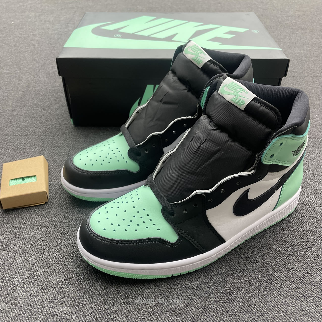 Air Jordan 1 Retro High Og Green Glow Dz5485 130 (3) - newkick.app