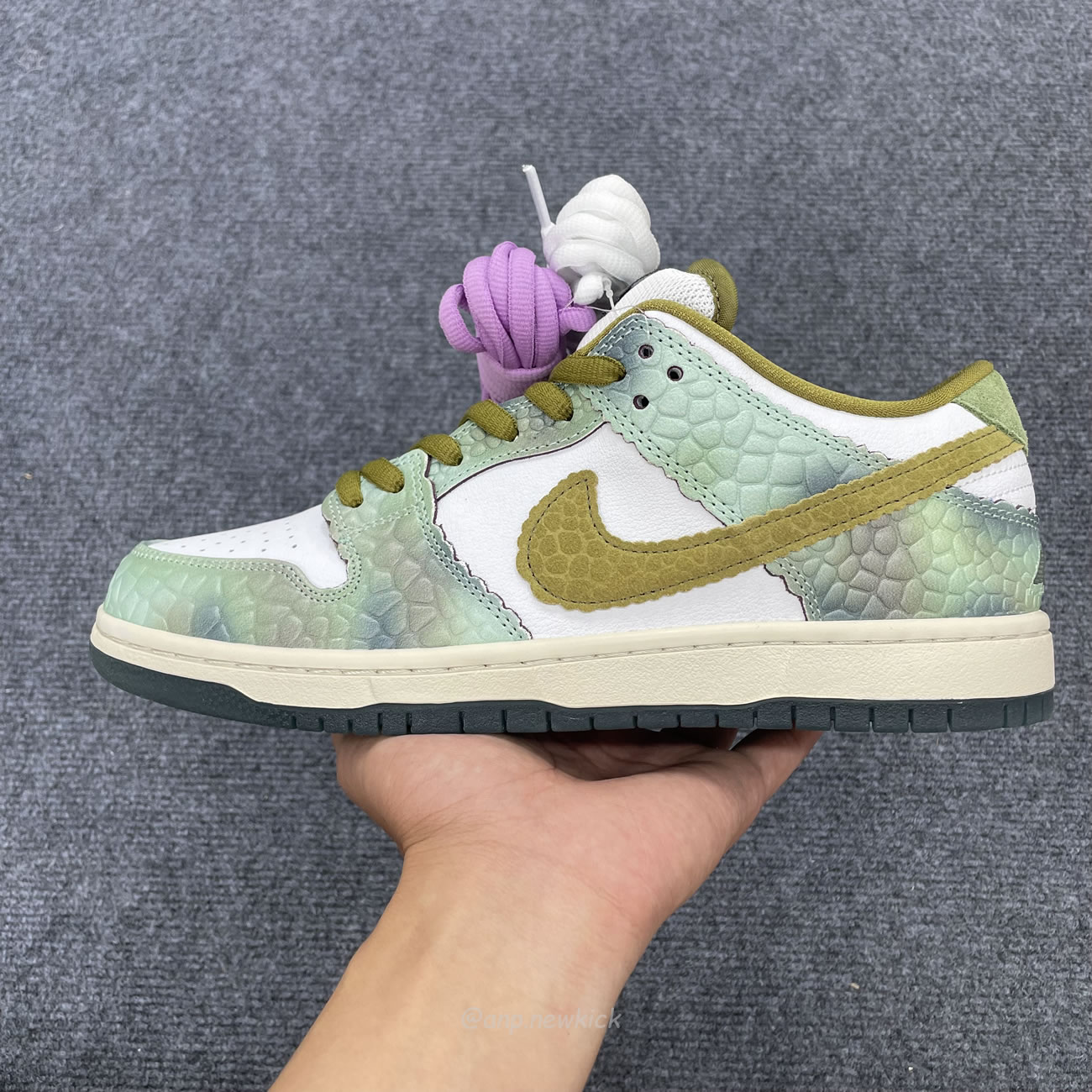 Nike Sb Dunk Low Alexis Sablone Chameleon Hj3386 300 (3) - newkick.app