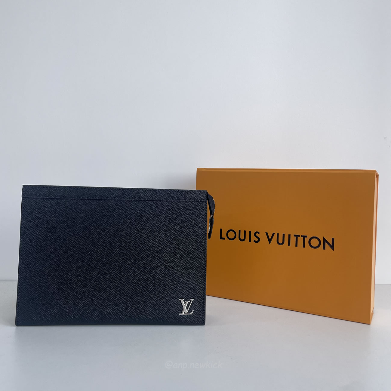 Louis Vuitton Pochette Voyage M30450 (10) - newkick.app