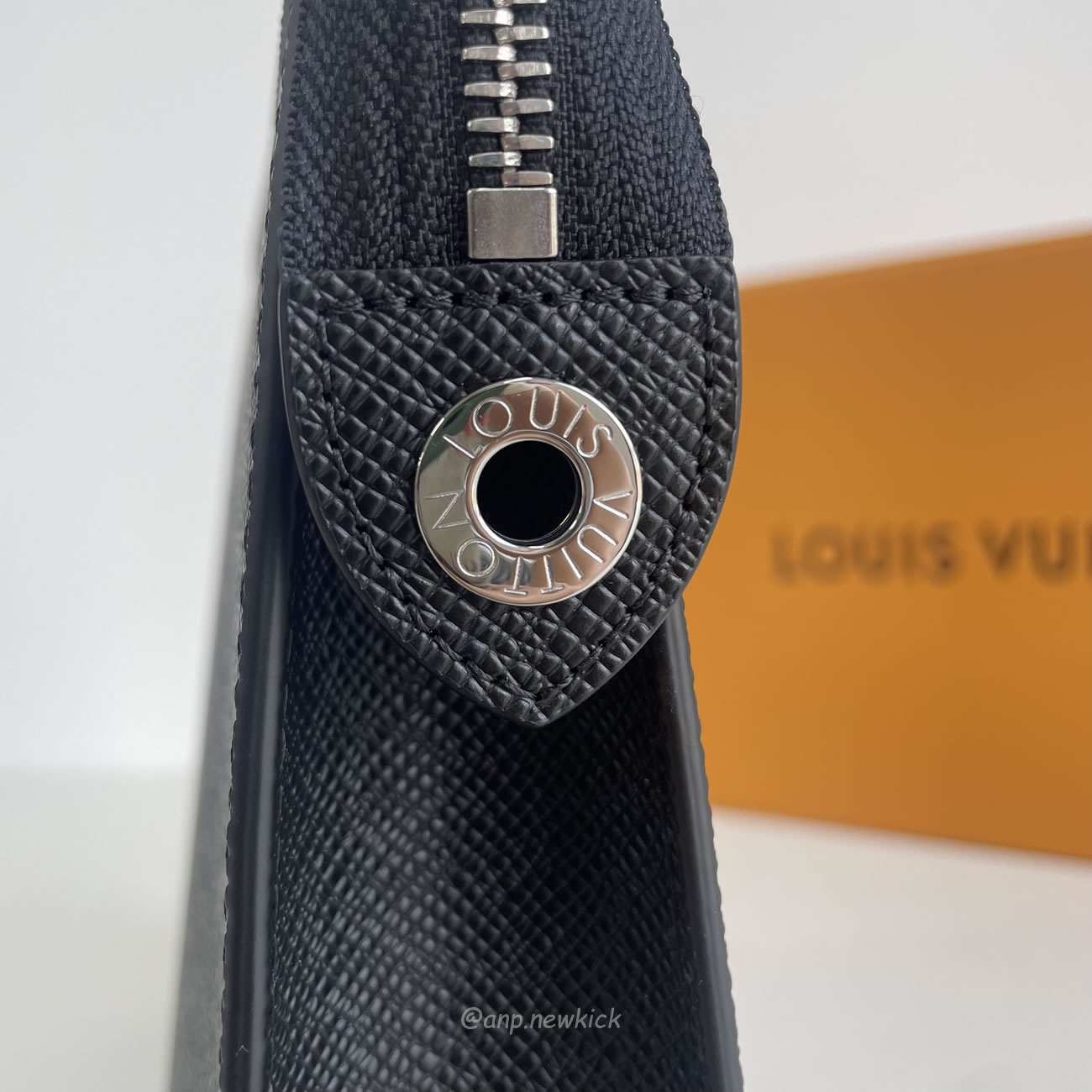 Louis Vuitton Pochette Voyage M30450 (3) - newkick.app