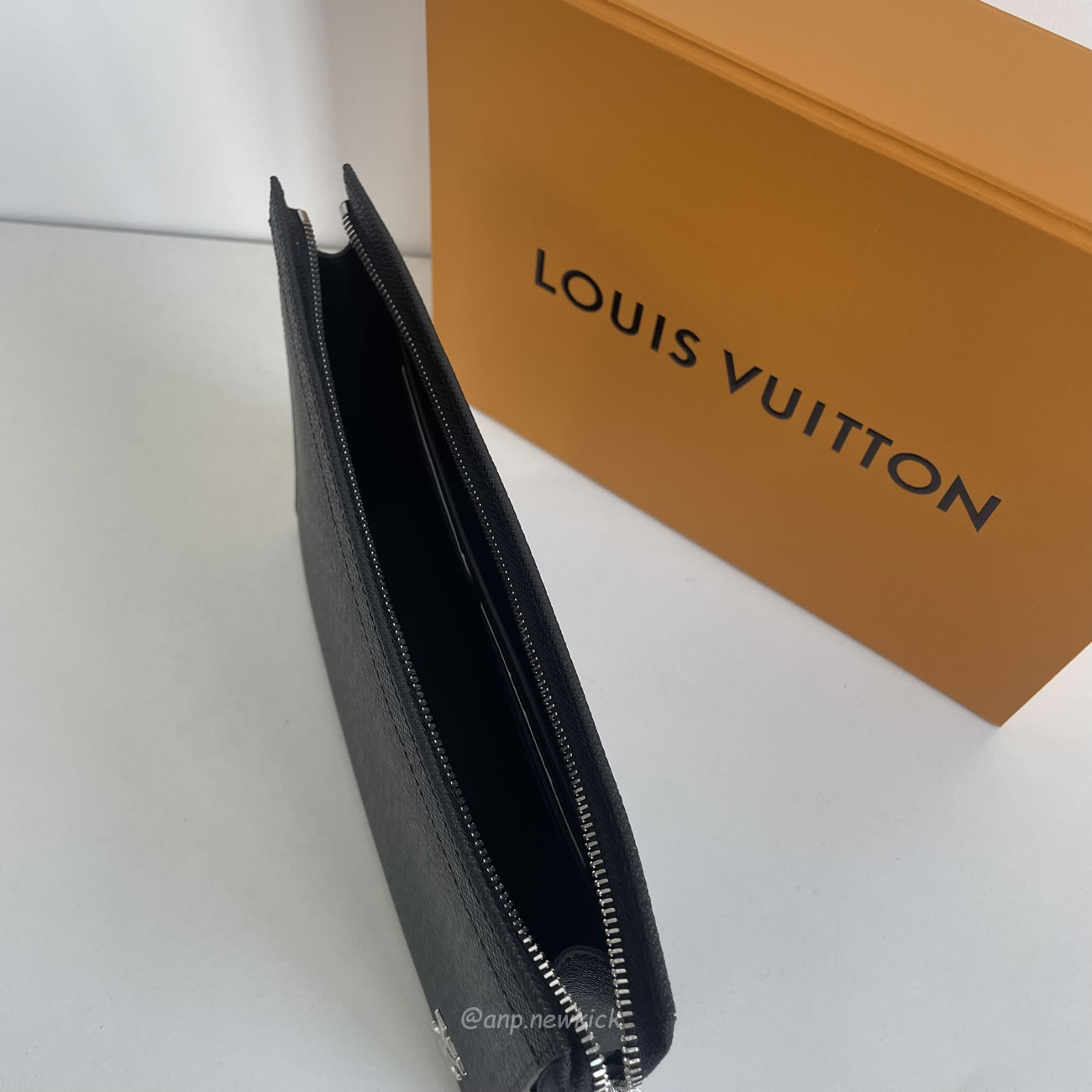 Louis Vuitton Pochette Voyage M30450 (5) - newkick.app