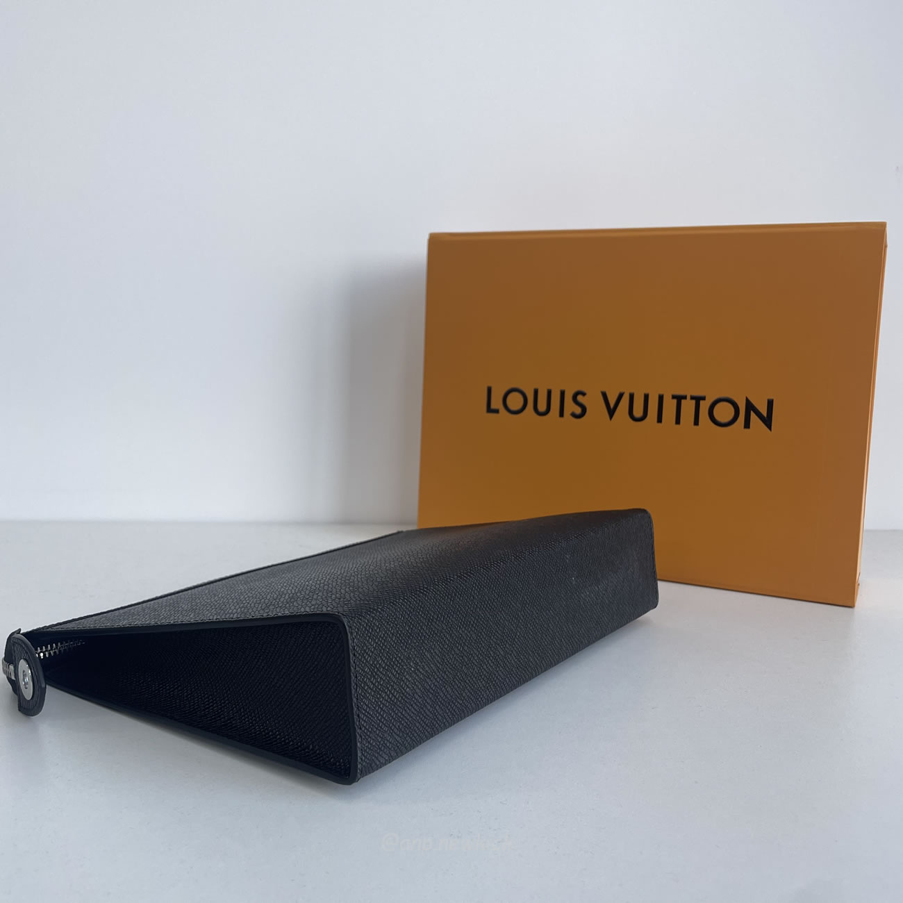 Louis Vuitton Pochette Voyage M30450 (8) - newkick.app