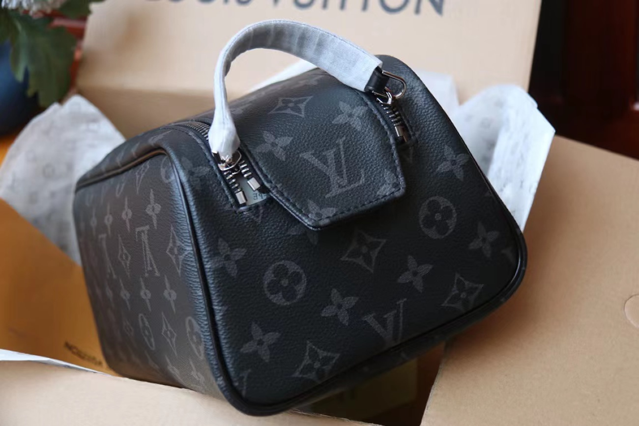 Louis Vuitton Dopp Kit M46354 (7) - newkick.app