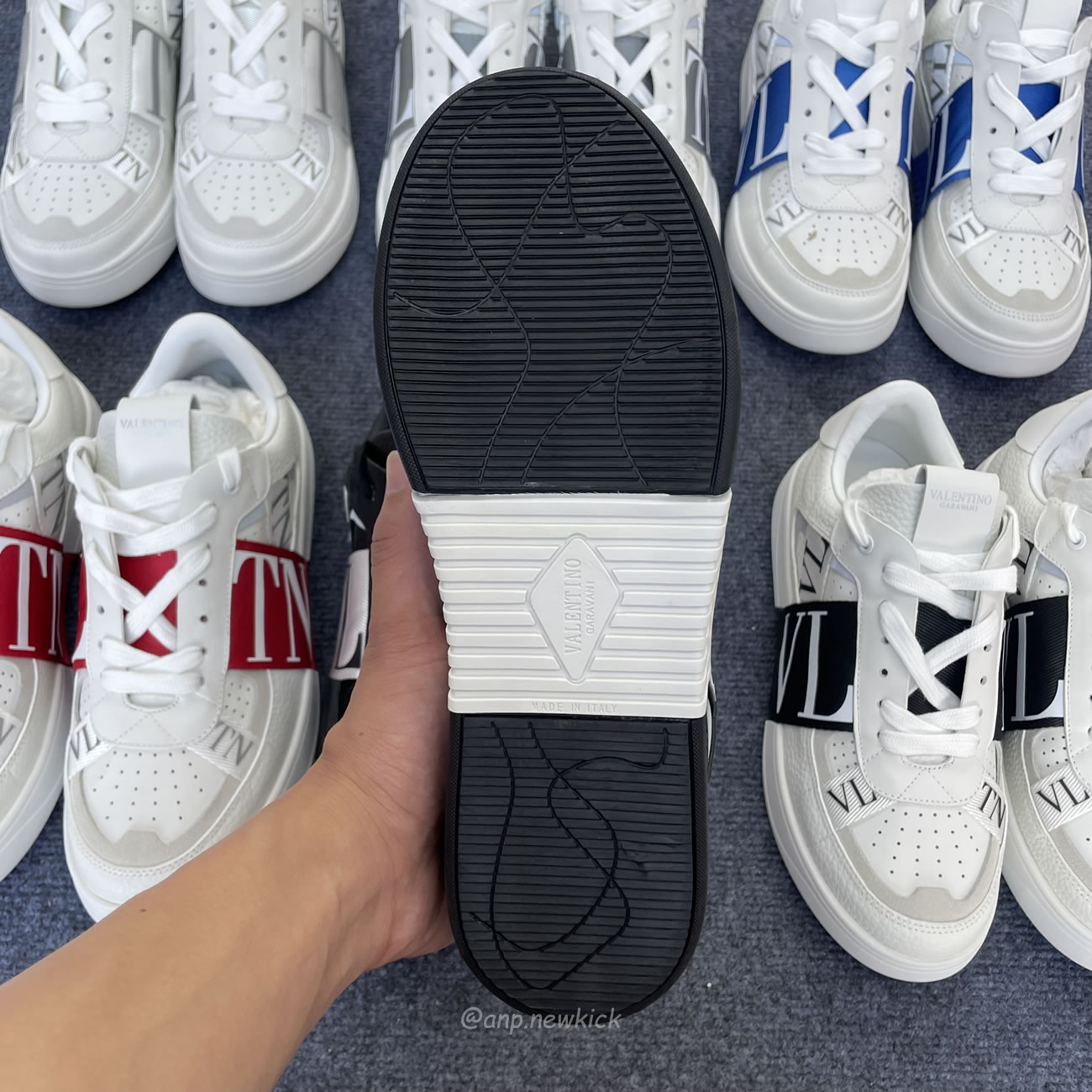 Valentino Garavani Vl7n Sneaker Low Top White Black Grey Red Blue Ys0c58wrq 24p (10) - newkick.app