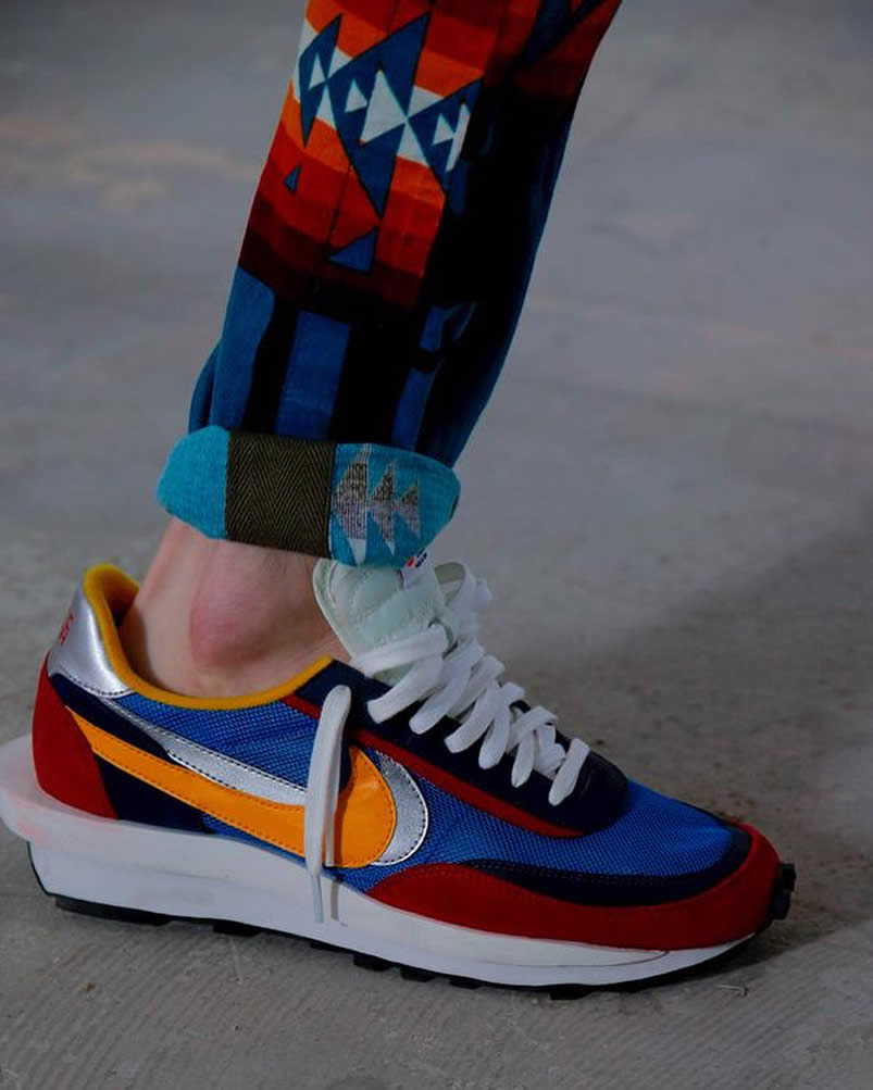 Sacai Nike Ldv Waffle Blue On Feet Bv0073 400 (7) - newkick.app